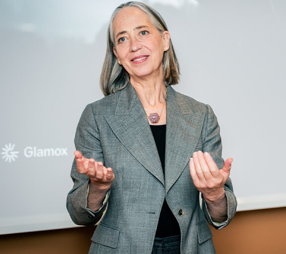 Dr Shelley James