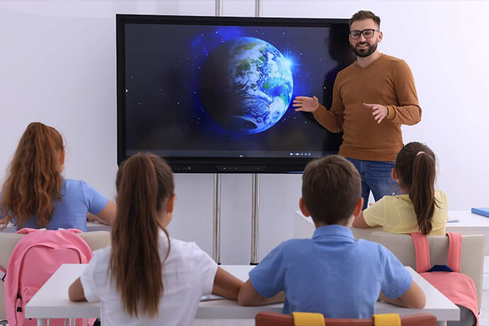 Man Standing Infront Of Group Of People690x460 1
